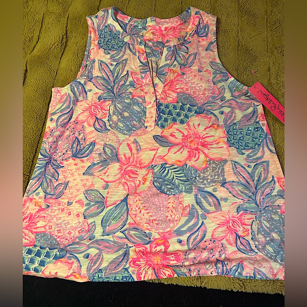 Lily Pulitzer Dev Top
$58
SKU: 889069888756
Color:
PINK ISLE
Size:
L
Qty: 1